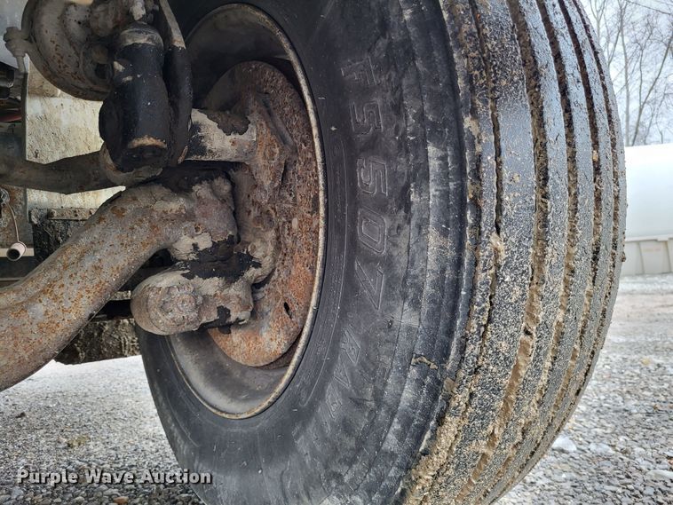 image for item DO3566 1995 International 4900  truck cab and chassis