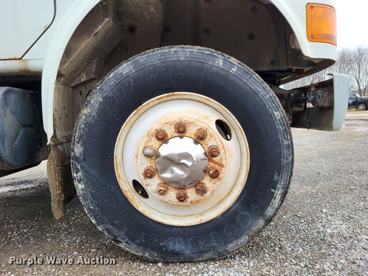 image for item DO3566 1995 International 4900  truck cab and chassis