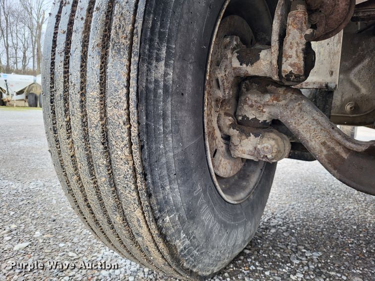 image for item DO3566 1995 International 4900  truck cab and chassis