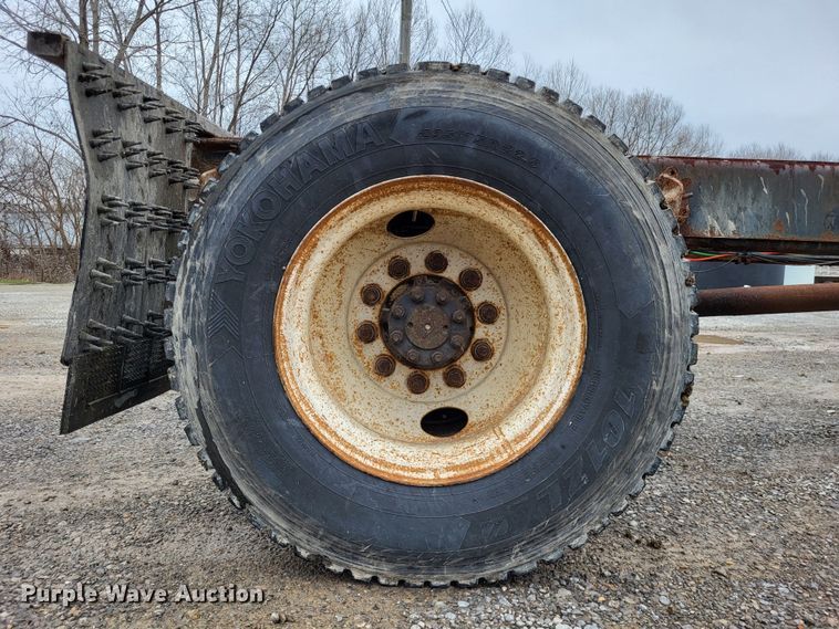 image for item DO3566 1995 International 4900  truck cab and chassis