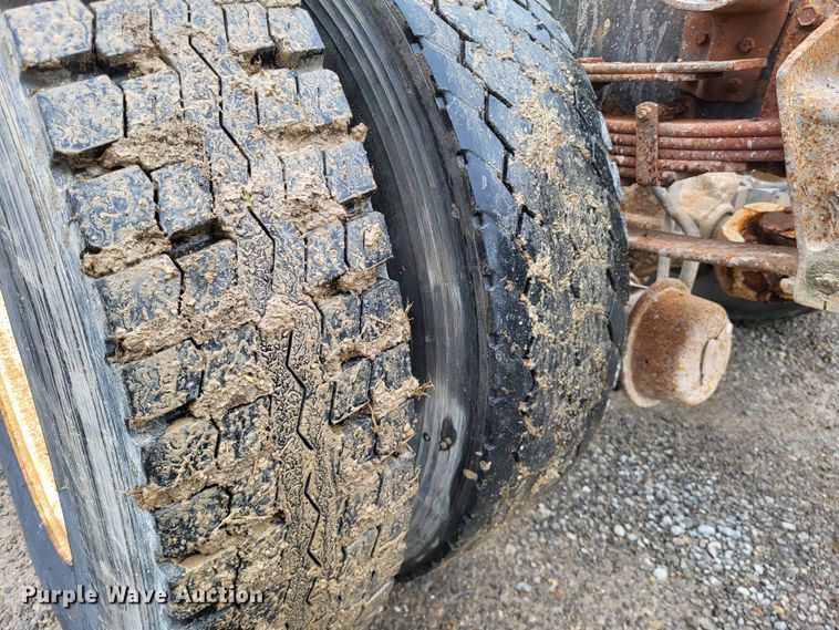 image for item DO3566 1995 International 4900  truck cab and chassis