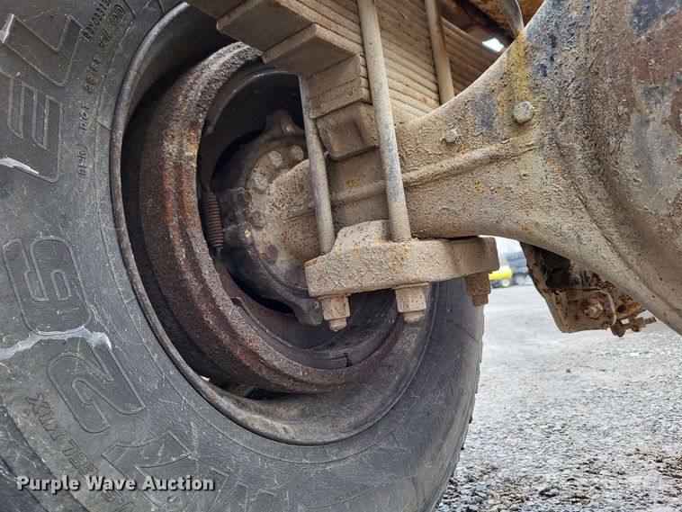 image for item DO3566 1995 International 4900  truck cab and chassis