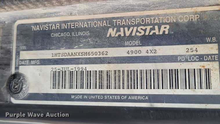 image for item DO3566 1995 International 4900  truck cab and chassis