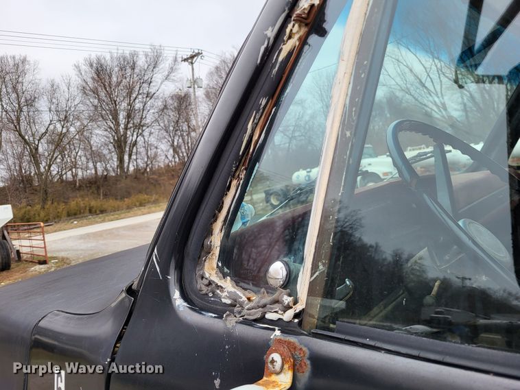 image for item DO3568 1986 Chevrolet 60  dump flatbed truck