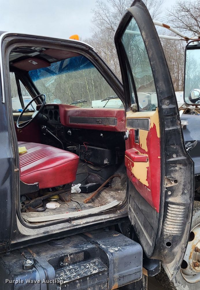 image for item DO3568 1986 Chevrolet 60  dump flatbed truck