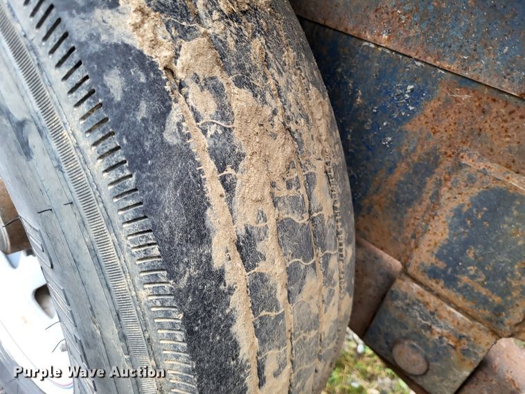 image for item DO3569 1996 Duo Lift 363012E  sprayer trailer