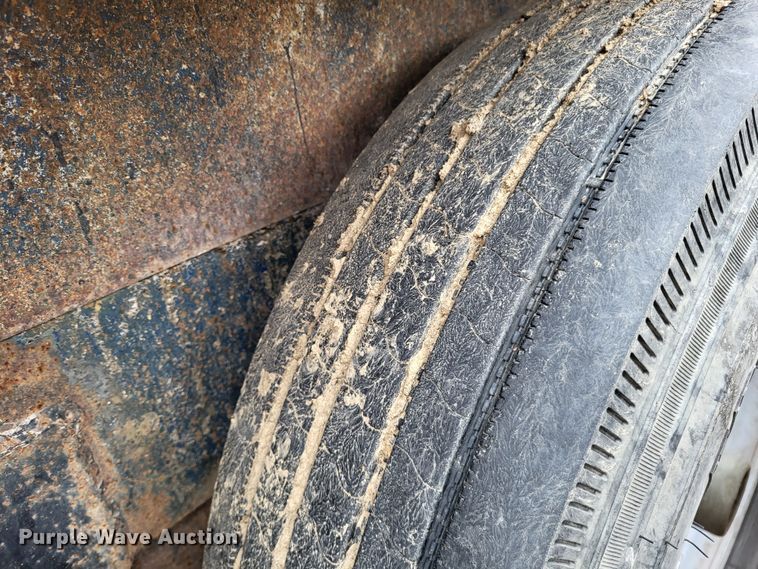 image for item DO3569 1996 Duo Lift 363012E  sprayer trailer