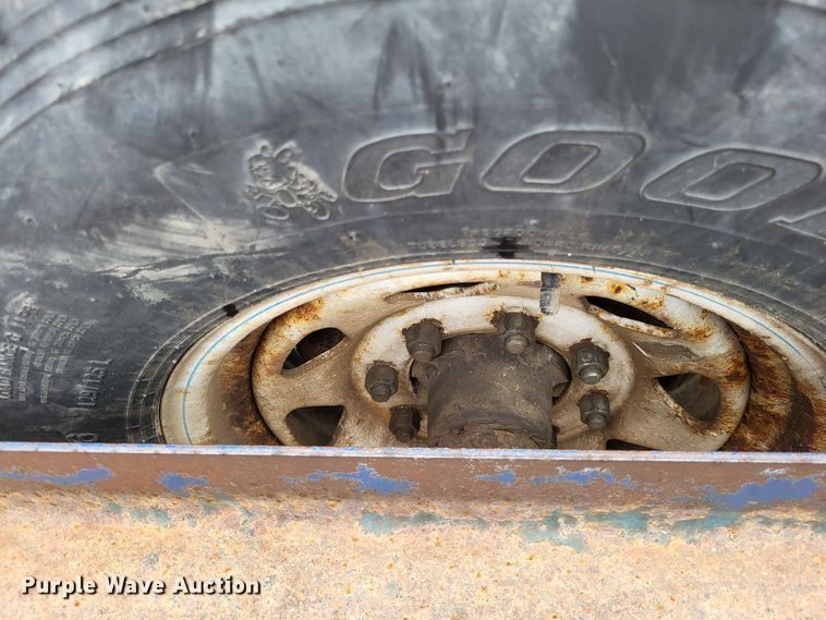 image for item DO3569 1996 Duo Lift 363012E  sprayer trailer