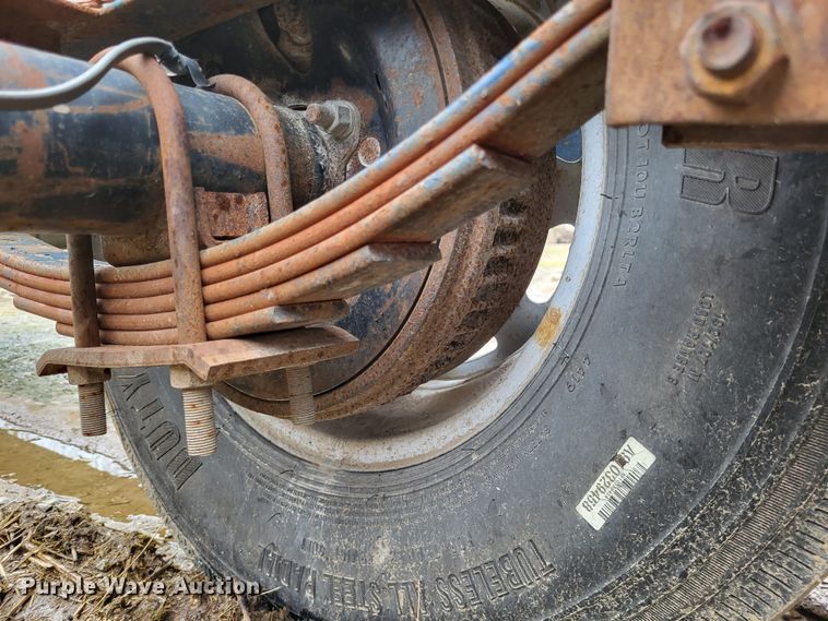 image for item DO3569 1996 Duo Lift 363012E  sprayer trailer