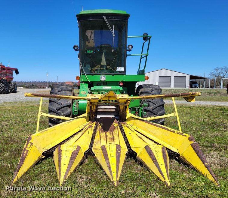 image for item DO3601 1990 John Deere 5830  forage harvester