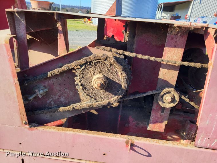 image for item DO3608 New Holland Hayliner 320  small square baler