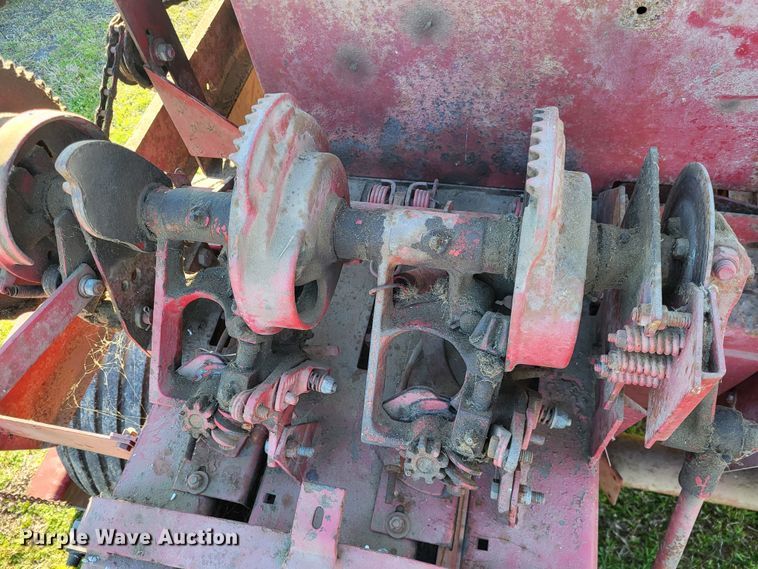 image for item DO3608 New Holland Hayliner 320  small square baler