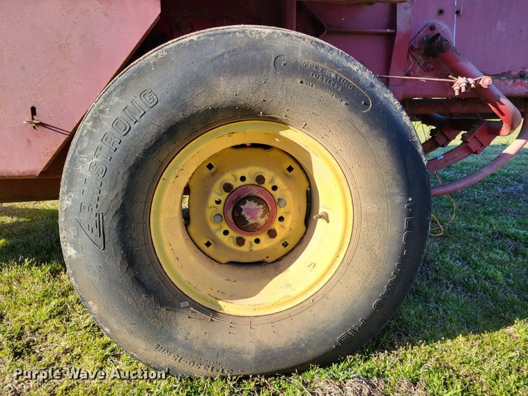 image for item DO3608 New Holland Hayliner 320  small square baler