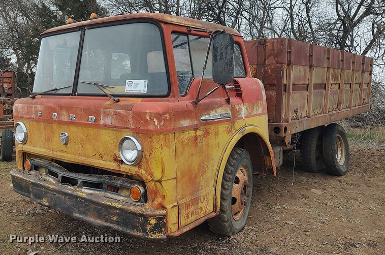 image for item DO3919 1961 Ford C600  grain truck