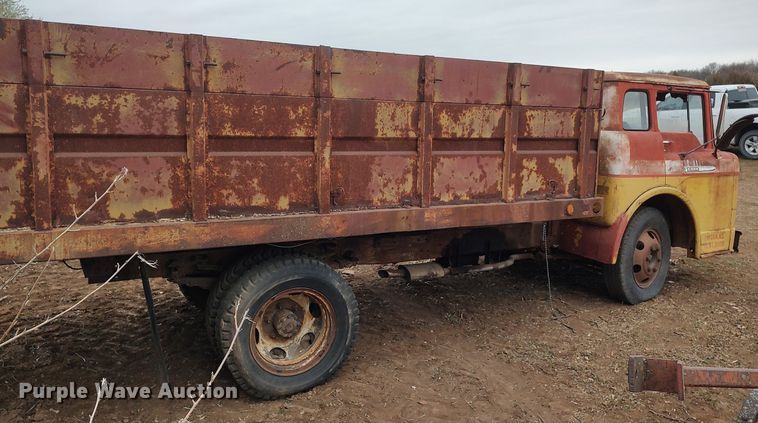 image for item DO3919 1961 Ford C600  grain truck