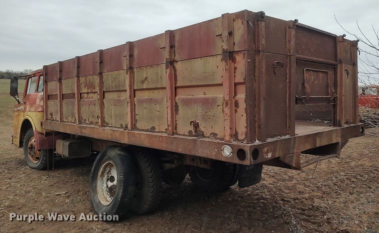 image for item DO3919 1961 Ford C600  grain truck