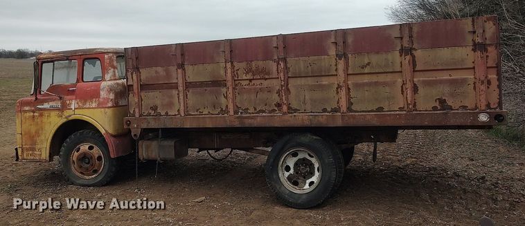 image for item DO3919 1961 Ford C600  grain truck