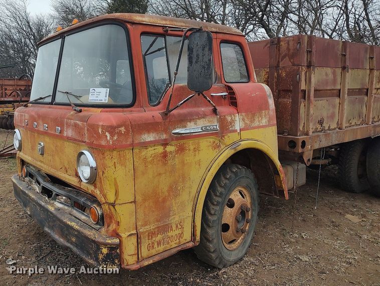 image for item DO3919 1961 Ford C600  grain truck