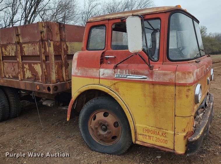 image for item DO3919 1961 Ford C600  grain truck