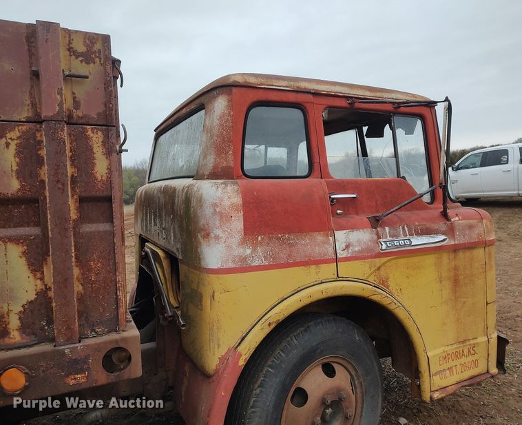 image for item DO3919 1961 Ford C600  grain truck