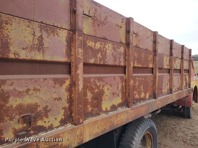 image for item DO3919 1961 Ford C600  grain truck