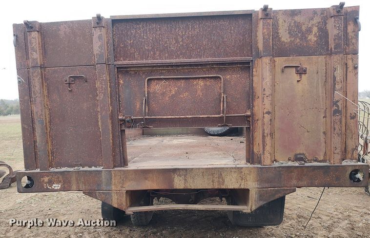 image for item DO3919 1961 Ford C600  grain truck