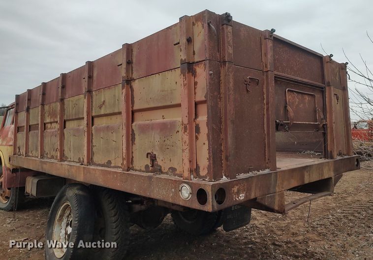 image for item DO3919 1961 Ford C600  grain truck