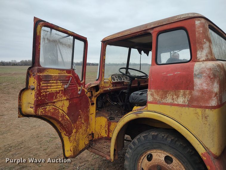 image for item DO3919 1961 Ford C600  grain truck