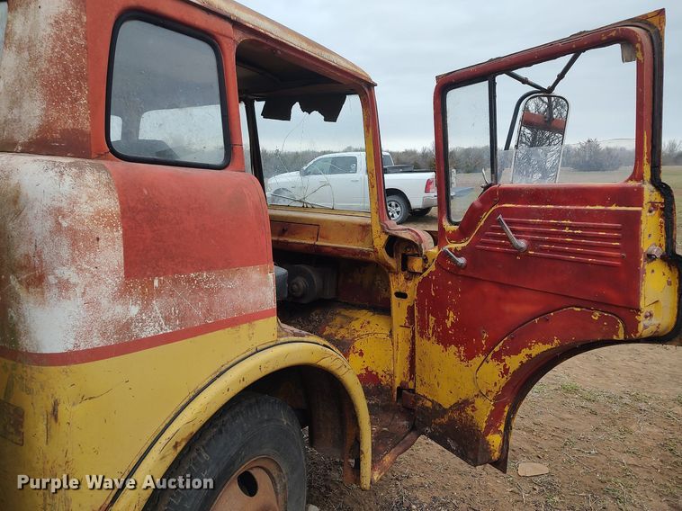 image for item DO3919 1961 Ford C600  grain truck