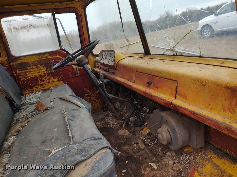 image for item DO3919 1961 Ford C600  grain truck