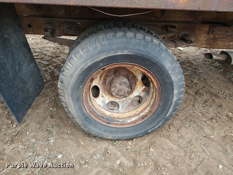 image for item DO3919 1961 Ford C600  grain truck