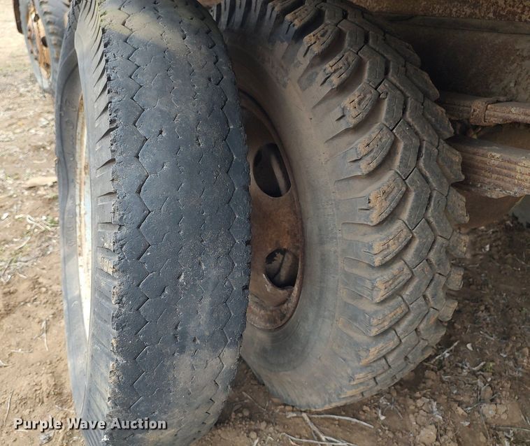 image for item DO3919 1961 Ford C600  grain truck