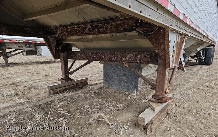 image for item DO4233 1992 Wilson PaceSetter  grain trailer