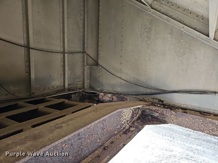 image for item DO4233 1992 Wilson PaceSetter  grain trailer