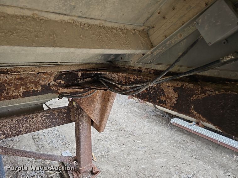 image for item DO4233 1992 Wilson PaceSetter  grain trailer