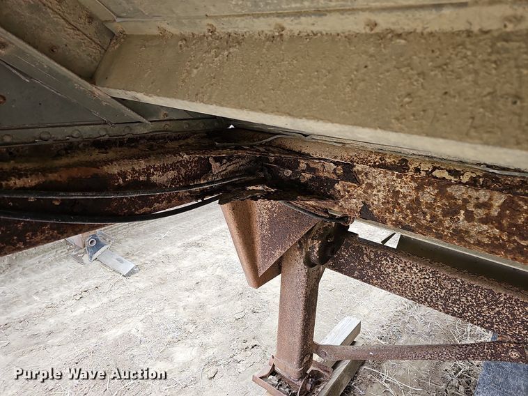 image for item DO4233 1992 Wilson PaceSetter  grain trailer