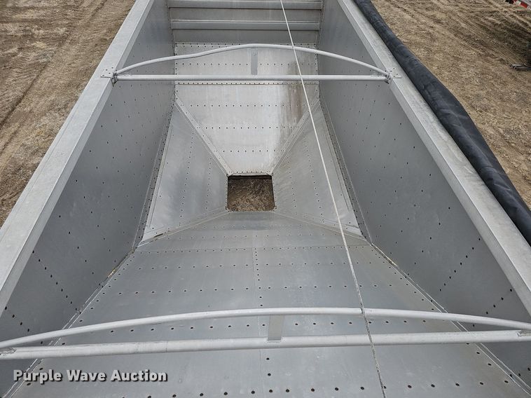 image for item DO4233 1992 Wilson PaceSetter  grain trailer