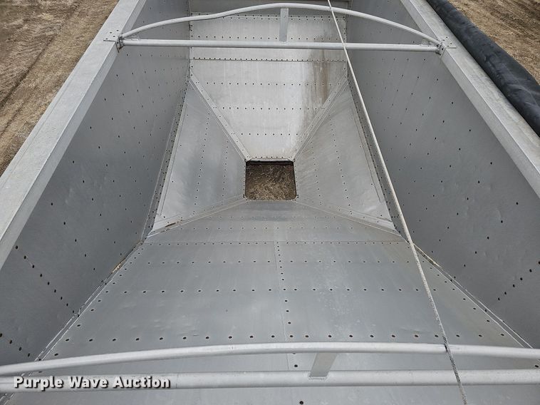 image for item DO4233 1992 Wilson PaceSetter  grain trailer