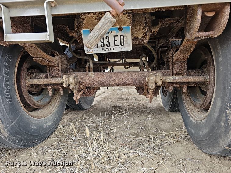 image for item DO4233 1992 Wilson PaceSetter  grain trailer