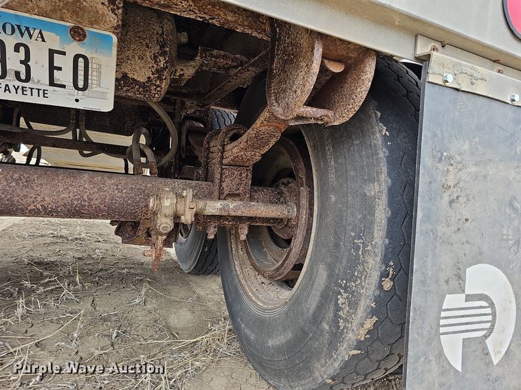 image for item DO4233 1992 Wilson PaceSetter  grain trailer