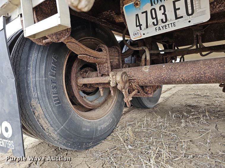 image for item DO4233 1992 Wilson PaceSetter  grain trailer