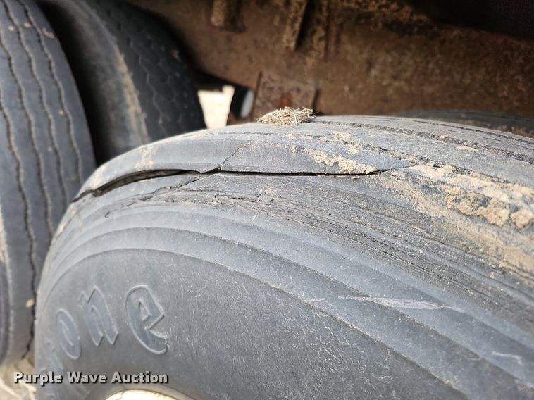 image for item DO4233 1992 Wilson PaceSetter  grain trailer