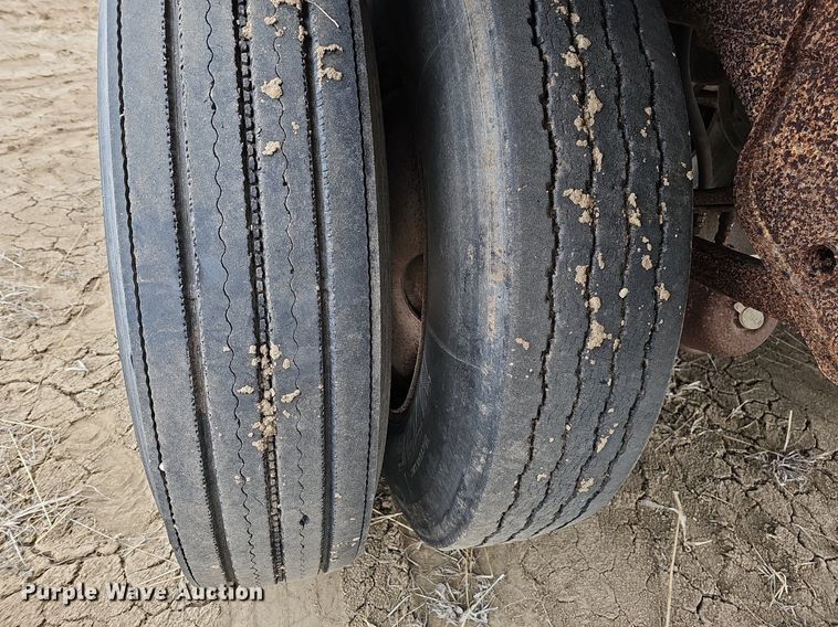 image for item DO4233 1992 Wilson PaceSetter  grain trailer