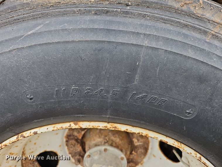 image for item DO4233 1992 Wilson PaceSetter  grain trailer