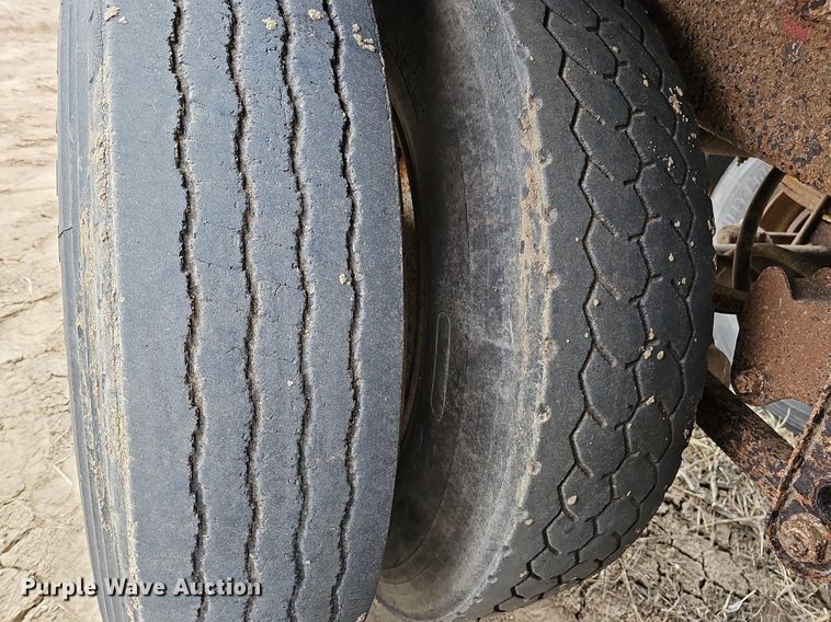 image for item DO4233 1992 Wilson PaceSetter  grain trailer