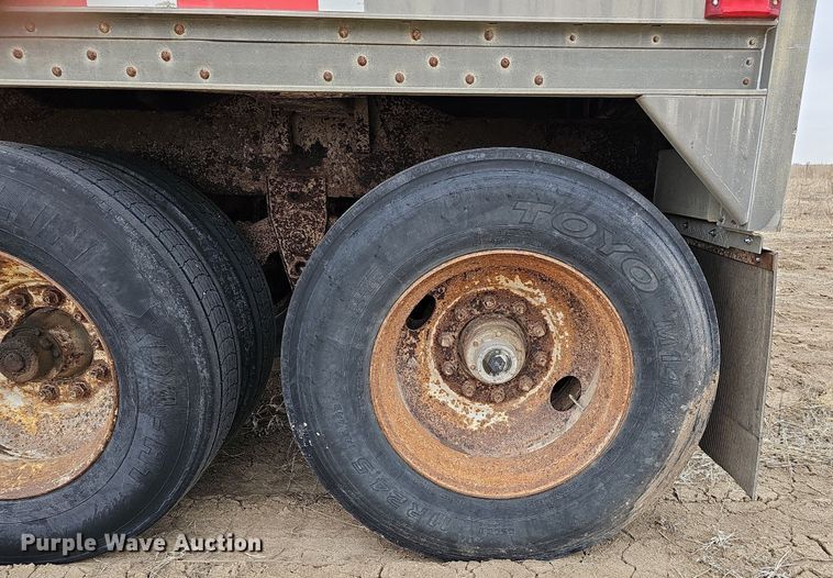 image for item DO4233 1992 Wilson PaceSetter  grain trailer