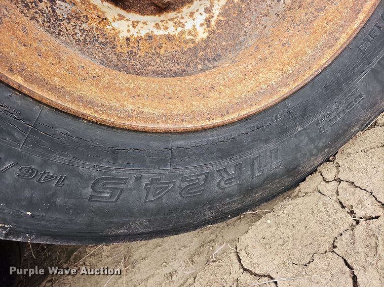 image for item DO4233 1992 Wilson PaceSetter  grain trailer