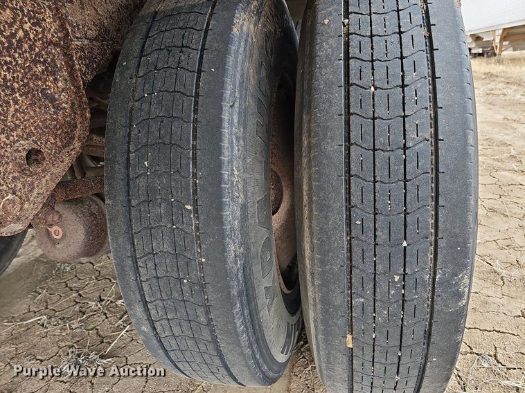 image for item DO4233 1992 Wilson PaceSetter  grain trailer