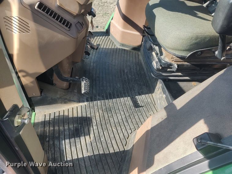 image for item DQ0337 1994 John Deere 7400  tractor