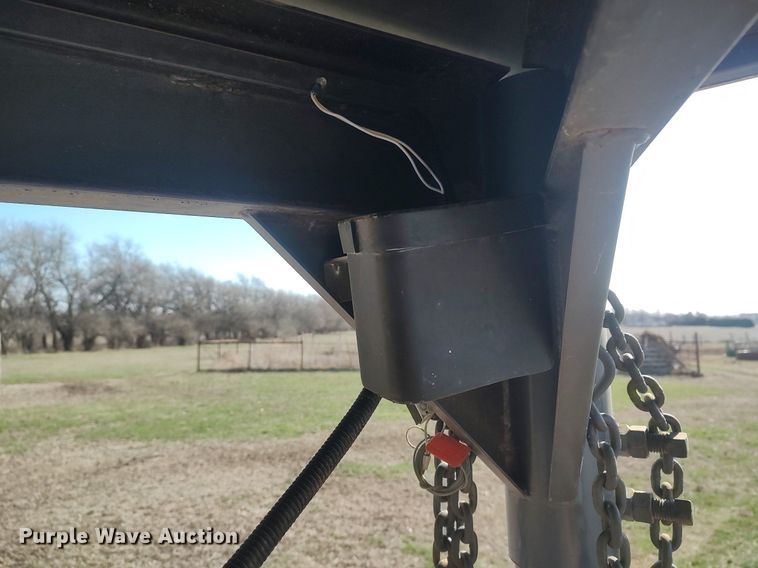 image for item DQ0339 1997 Titan  livestock trailer